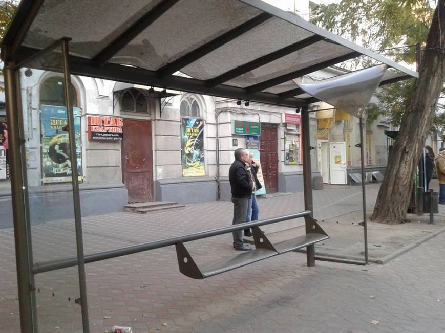 В центре Одессы вандалы разгромили две остановки (ФОТО) (фото) - фото 1