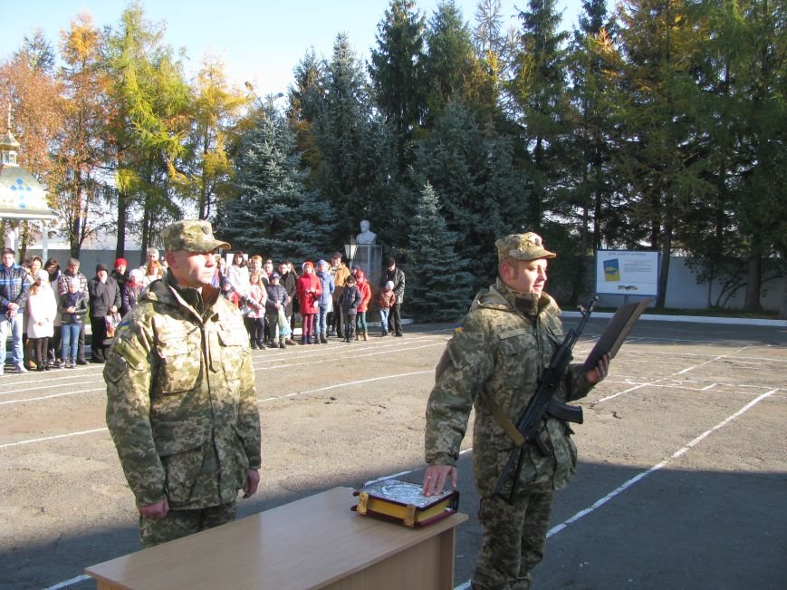 На Тернопільщині контрактники склали присягу. Більшість військовослужбовців – жінки (ФОТО) (фото) - фото 1 На Тернопільщині контрактники склали присягу. Більшість військовослужбовців – жінки (ФОТО) (фото) - фото 1
