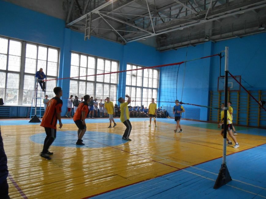 Сьогодні у Слов'янську технікуми грають у волейбол (фото) - фото 5 Сьогодні у Слов'янську технікуми грають у волейбол (фото) - фото 5