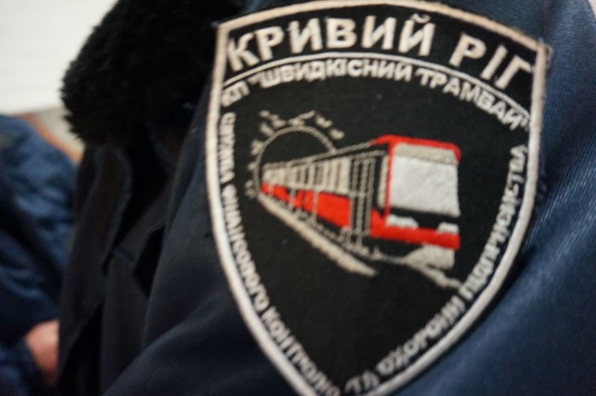 ЧП в Кривом Роге: в тоннеле столкнулись два скоростных трамвая. Спасатели вырезали зажатую между вагонами женщину-водителя (ФОТО) (фото) - фото 1 ЧП в Кривом Роге: в тоннеле столкнулись два скоростных трамвая. Спасатели вырезали зажатую между вагонами женщину-водителя (ФОТО) (фото) - фото 1