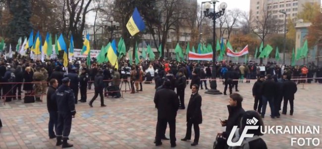 В Киеве под Радой митингуют около 400 человек (ФОТО, ВИДЕО) (фото) - фото 2 В Киеве под Радой митингуют около 400 человек (ФОТО, ВИДЕО) (фото) - фото 2