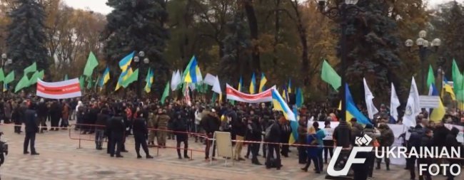 В Киеве под Радой митингуют около 400 человек (ФОТО, ВИДЕО) (фото) - фото 1 В Киеве под Радой митингуют около 400 человек (ФОТО, ВИДЕО) (фото) - фото 1