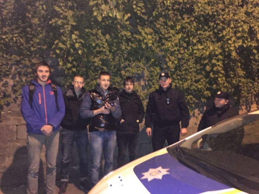 Небайдужі львів'яни врятували кошеня, яке застрягло у стіні будинку (ФОТО) (фото) - фото 1 Небайдужі львів'яни врятували кошеня, яке застрягло у стіні будинку (ФОТО) (фото) - фото 1