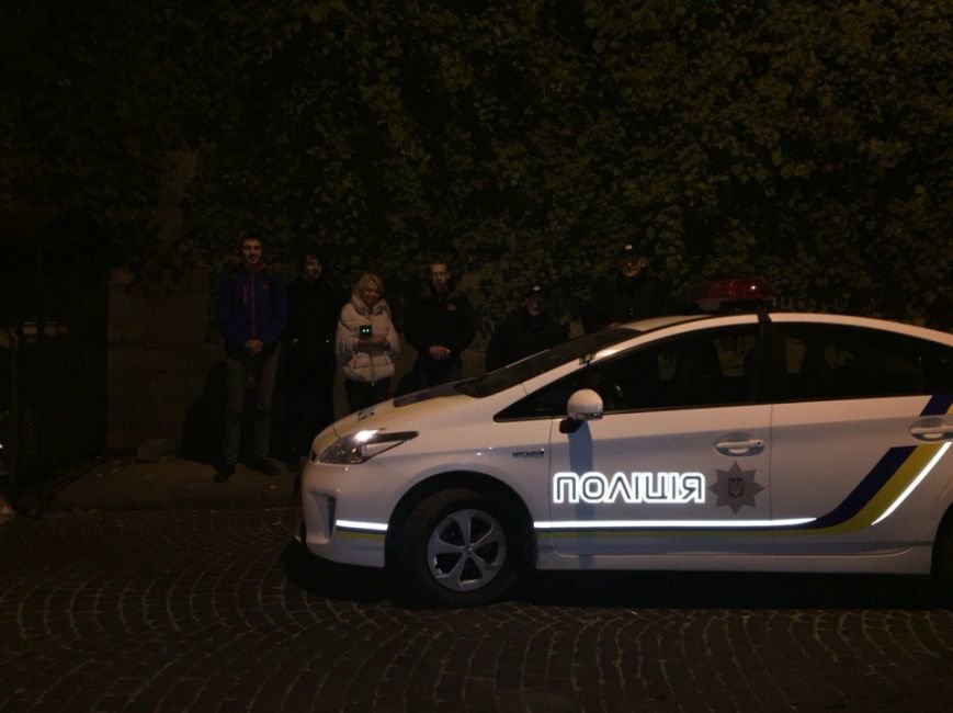 Небайдужі львів'яни врятували кошеня, яке застрягло у стіні будинку (ФОТО) (фото) - фото 1 Небайдужі львів'яни врятували кошеня, яке застрягло у стіні будинку (ФОТО) (фото) - фото 1
