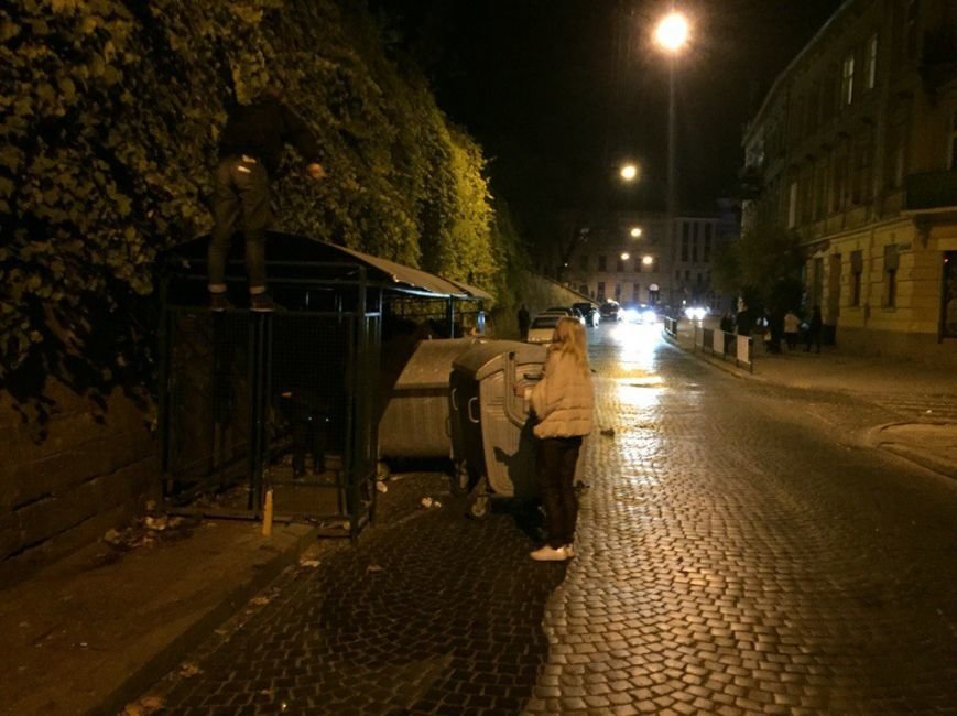 Небайдужі львів'яни врятували кошеня, яке застрягло у стіні будинку (ФОТО) (фото) - фото 1 Небайдужі львів'яни врятували кошеня, яке застрягло у стіні будинку (ФОТО) (фото) - фото 1