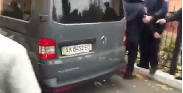 СБУшники вывозили Корбана из зала суда на машине с харьковскими номерами (ВИДЕО) (фото) - фото 1 СБУшники вывозили Корбана из зала суда на машине с харьковскими номерами (ВИДЕО) (фото) - фото 1