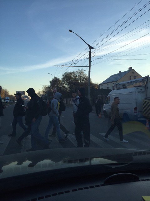 Львівські фанати заблокували рух транспорту на вулиці Стрийській (фото) - фото 2 Львівські фанати заблокували рух транспорту на вулиці Стрийській (фото) - фото 2