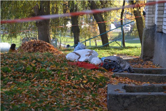 У Львові двірник виявила тіло мертвого чоловіка, загорнуте у ковдру та у поліетиленові мішки. Опубліковані фото (ФОТО) (фото) - фото 1