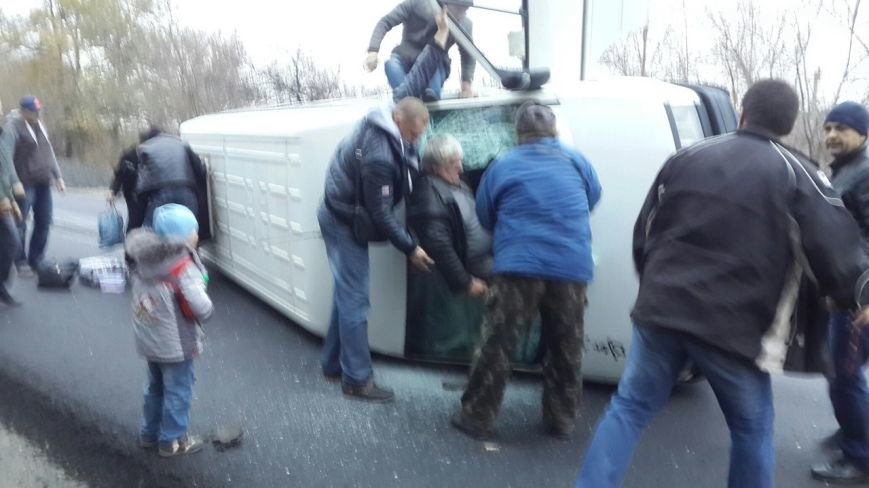 ДТП в Кривом Роге: Маршрутка попала колесом в яму на трассе и опрокинулась (ФОТО) (фото) - фото 2 ДТП в Кривом Роге: Маршрутка попала колесом в яму на трассе и опрокинулась (ФОТО) (фото) - фото 2
