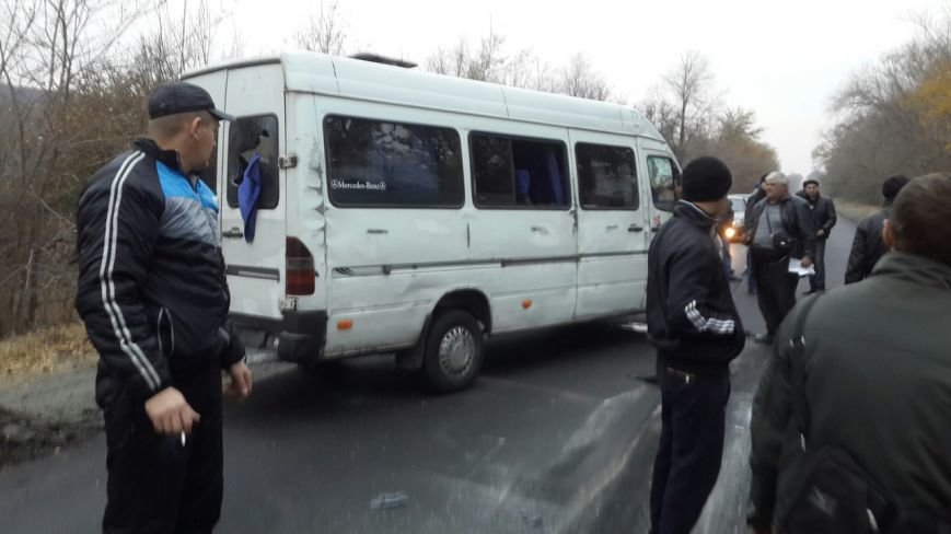 ДТП в Кривом Роге: Маршрутка попала колесом в яму на трассе и опрокинулась (ФОТО) (фото) - фото 2 ДТП в Кривом Роге: Маршрутка попала колесом в яму на трассе и опрокинулась (ФОТО) (фото) - фото 2