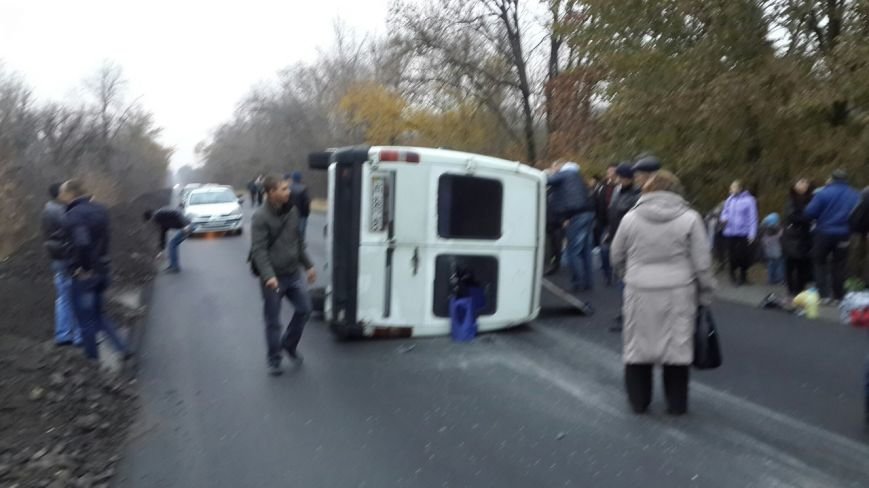 ДТП в Кривом Роге: Маршрутка попала колесом в яму на трассе и опрокинулась (ФОТО) (фото) - фото 2 ДТП в Кривом Роге: Маршрутка попала колесом в яму на трассе и опрокинулась (ФОТО) (фото) - фото 2
