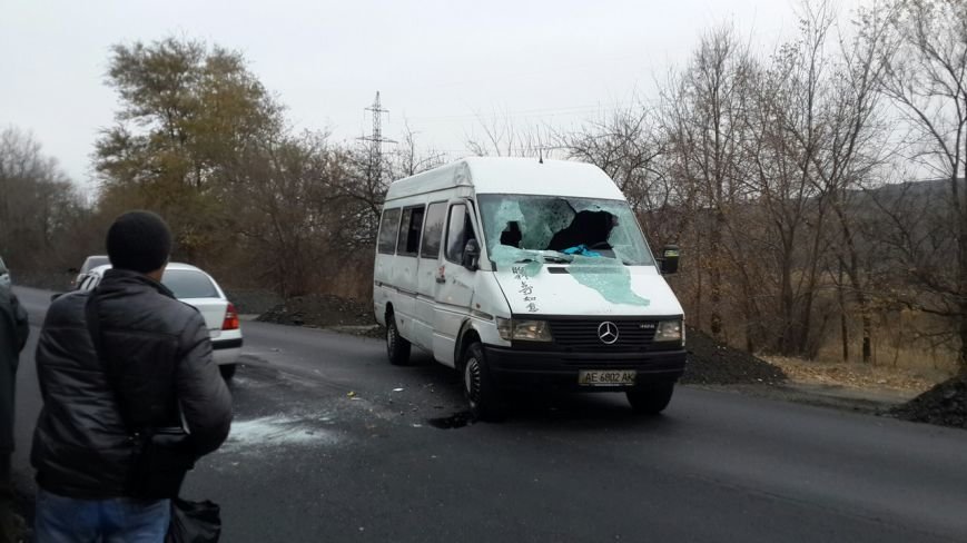 ДТП в Кривом Роге: Маршрутка попала колесом в яму на трассе и опрокинулась (ФОТО) (фото) - фото 1 ДТП в Кривом Роге: Маршрутка попала колесом в яму на трассе и опрокинулась (ФОТО) (фото) - фото 1