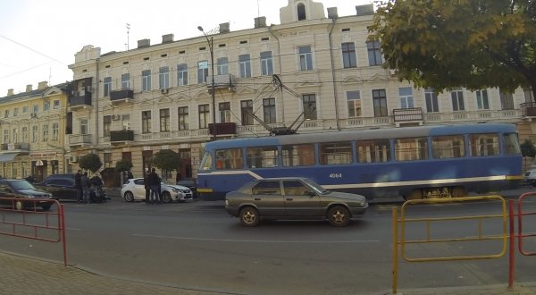 В центре Одессы лихач устроил ДТП и остановил трамвайное движение (ФОТО) (фото) - фото 1