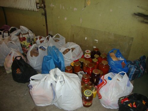 Еженедельно жители Павлоградского района отправляют продукты военным АТО (фото) - фото 1 Еженедельно жители Павлоградского района отправляют продукты военным АТО (фото) - фото 1