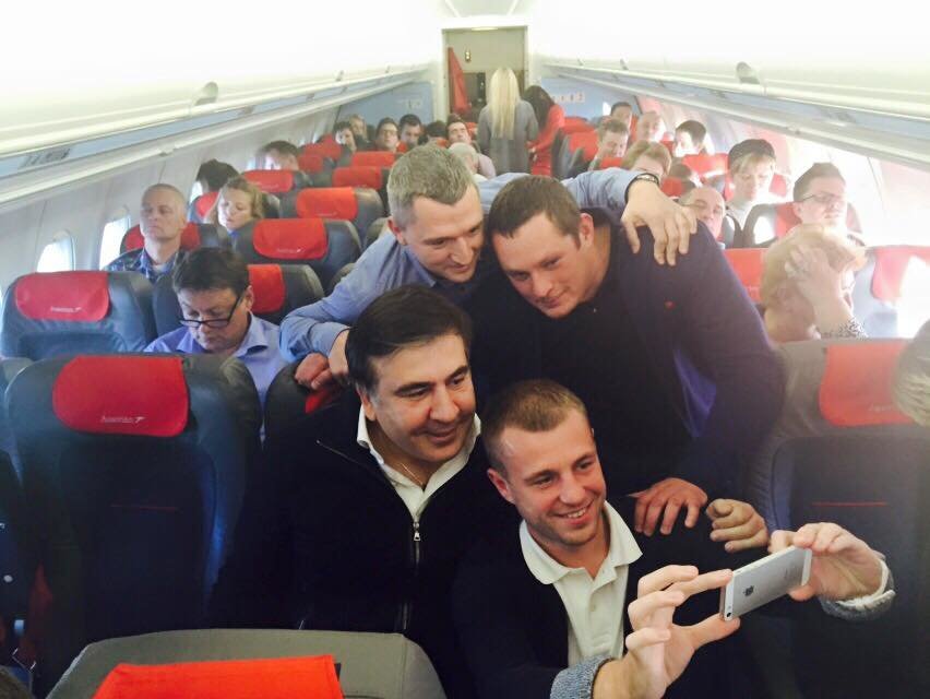 По пути в Варшаву Саакашвили перефотографировался со всеми пассажирами самолета (ФОТО) (фото) - фото 1