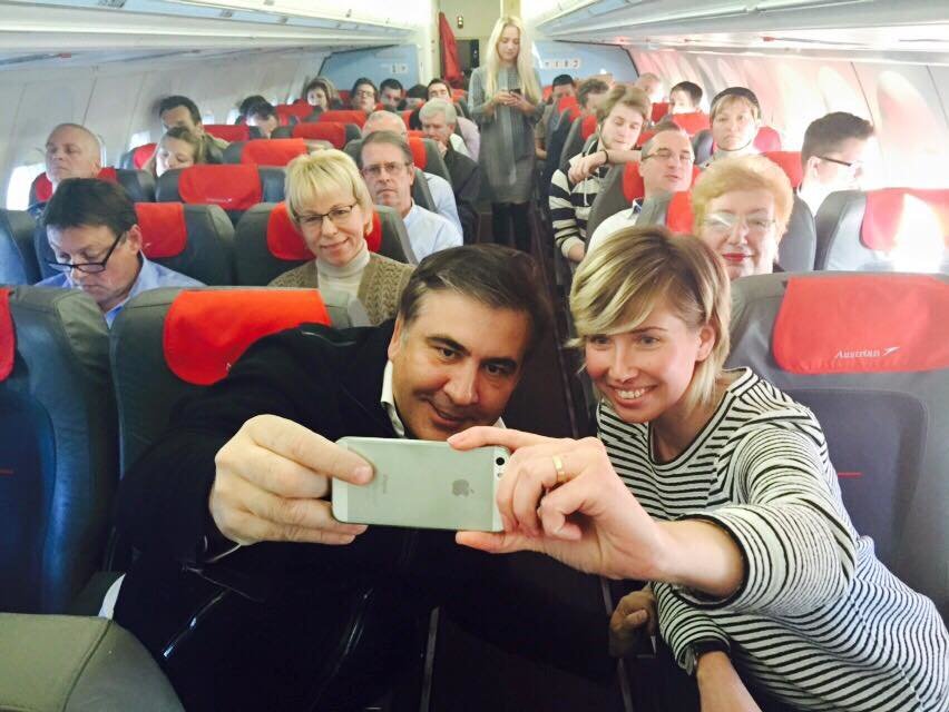 По пути в Варшаву Саакашвили перефотографировался со всеми пассажирами самолета (ФОТО) (фото) - фото 1