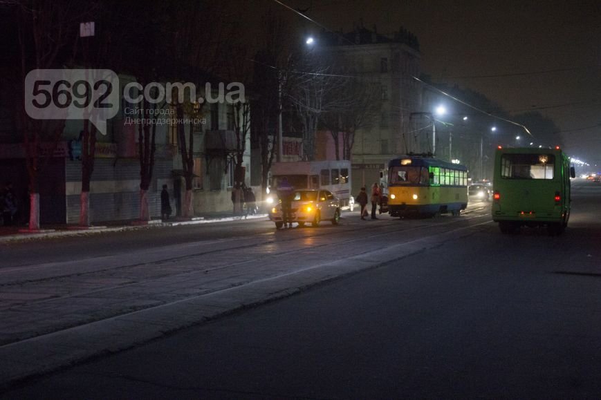 В Днепродзержинске на улице Сыровца произошло ДТП с участием пешехода (фото) - фото 2 В Днепродзержинске на улице Сыровца произошло ДТП с участием пешехода (фото) - фото 2