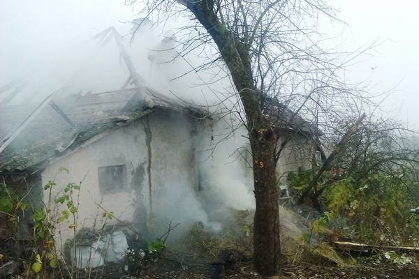 На Тернопільщині через замикання електромережі майже згорів будинок (фото) (фото) - фото 1 На Тернопільщині через замикання електромережі майже згорів будинок (фото) (фото) - фото 1