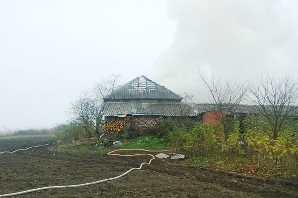 На Тернопільщині через замикання електромережі майже згорів будинок (фото) (фото) - фото 1 На Тернопільщині через замикання електромережі майже згорів будинок (фото) (фото) - фото 1