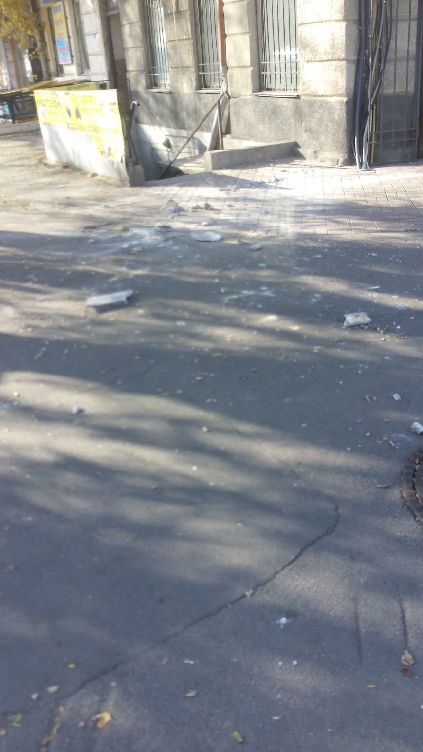 В центре Одессы на тротуар рухнул карниз дома (ФОТО) (фото) - фото 1
