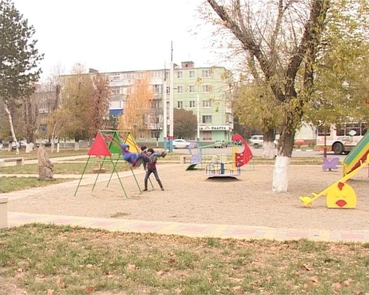 В Армавире на ремонт детских площадок в 2015 году выделено 700 тысяч рублей (фото) - фото 1 В Армавире на ремонт детских площадок в 2015 году выделено 700 тысяч рублей (фото) - фото 1
