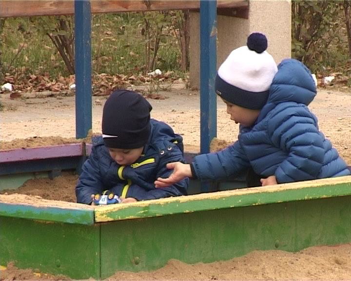 В Армавире на ремонт детских площадок в 2015 году выделено 700 тысяч рублей (фото) - фото 1 В Армавире на ремонт детских площадок в 2015 году выделено 700 тысяч рублей (фото) - фото 1