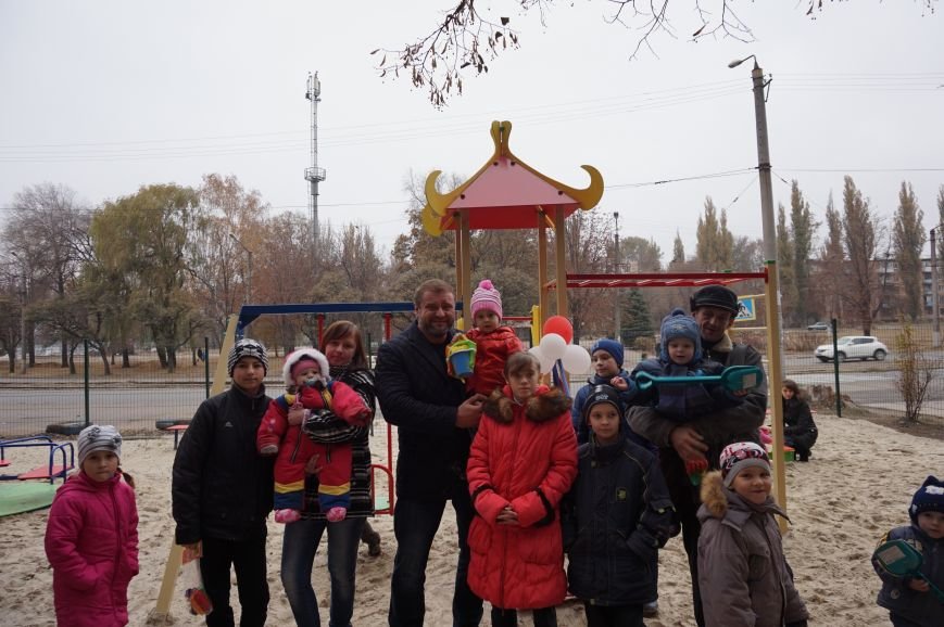 Во дворе, где никогда не было даже качелей, благодаря помощи предпринимателя Олега Ляденко появилась новенькая детская площадка (ФОТО) (фото) - фото 4 Во дворе, где никогда не было даже качелей, благодаря помощи предпринимателя Олега Ляденко появилась новенькая детская площадка (ФОТО) (фото) - фото 4