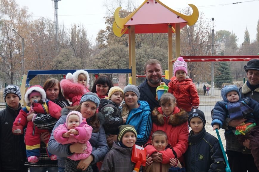 Во дворе, где никогда не было даже качелей, благодаря помощи предпринимателя Олега Ляденко появилась новенькая детская площадка (ФОТО) (фото) - фото 4 Во дворе, где никогда не было даже качелей, благодаря помощи предпринимателя Олега Ляденко появилась новенькая детская площадка (ФОТО) (фото) - фото 4