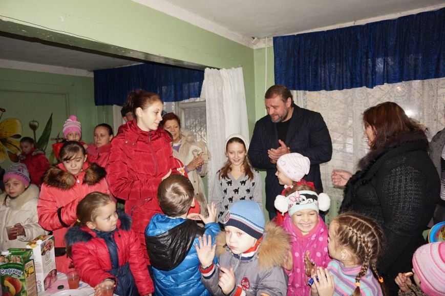 Во дворе, где никогда не было даже качелей, благодаря помощи предпринимателя Олега Ляденко появилась новенькая детская площадка (ФОТО) (фото) - фото 8 Во дворе, где никогда не было даже качелей, благодаря помощи предпринимателя Олега Ляденко появилась новенькая детская площадка (ФОТО) (фото) - фото 8