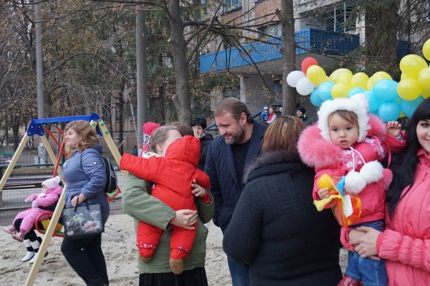Во дворе, где никогда не было даже качелей, благодаря помощи предпринимателя Олега Ляденко появилась новенькая детская площадка (ФОТО) (фото) - фото 4 Во дворе, где никогда не было даже качелей, благодаря помощи предпринимателя Олега Ляденко появилась новенькая детская площадка (ФОТО) (фото) - фото 4