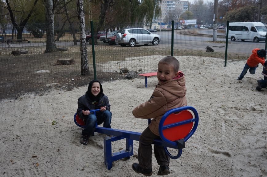 Во дворе, где никогда не было даже качелей, благодаря помощи предпринимателя Олега Ляденко появилась новенькая детская площадка (ФОТО) (фото) - фото 4 Во дворе, где никогда не было даже качелей, благодаря помощи предпринимателя Олега Ляденко появилась новенькая детская площадка (ФОТО) (фото) - фото 4