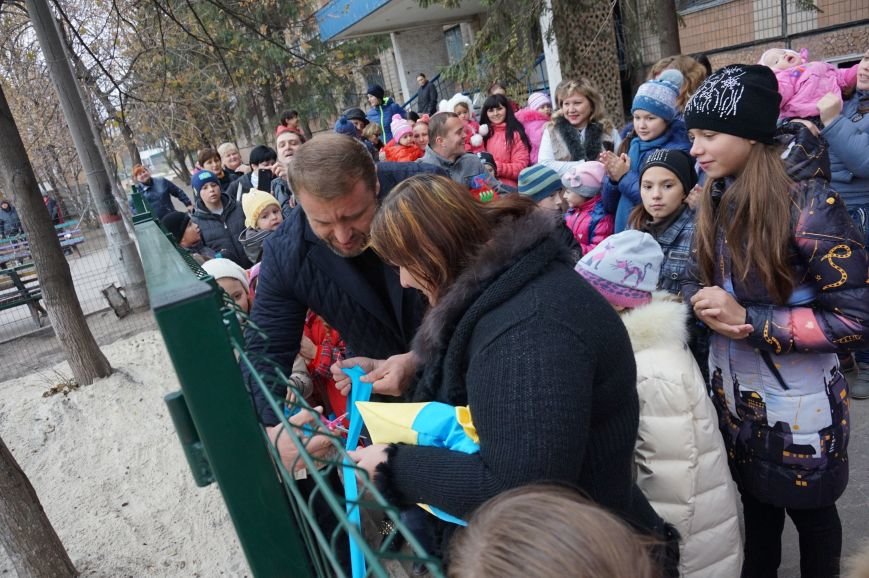 Во дворе, где никогда не было даже качелей, благодаря помощи предпринимателя Олега Ляденко появилась новенькая детская площадка (ФОТО) (фото) - фото 4 Во дворе, где никогда не было даже качелей, благодаря помощи предпринимателя Олега Ляденко появилась новенькая детская площадка (ФОТО) (фото) - фото 4