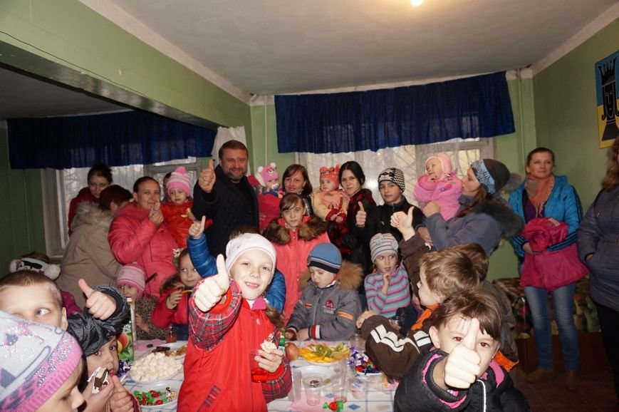 Во дворе, где никогда не было даже качелей, благодаря помощи предпринимателя Олега Ляденко появилась новенькая детская площадка (ФОТО) (фото) - фото 7 Во дворе, где никогда не было даже качелей, благодаря помощи предпринимателя Олега Ляденко появилась новенькая детская площадка (ФОТО) (фото) - фото 7