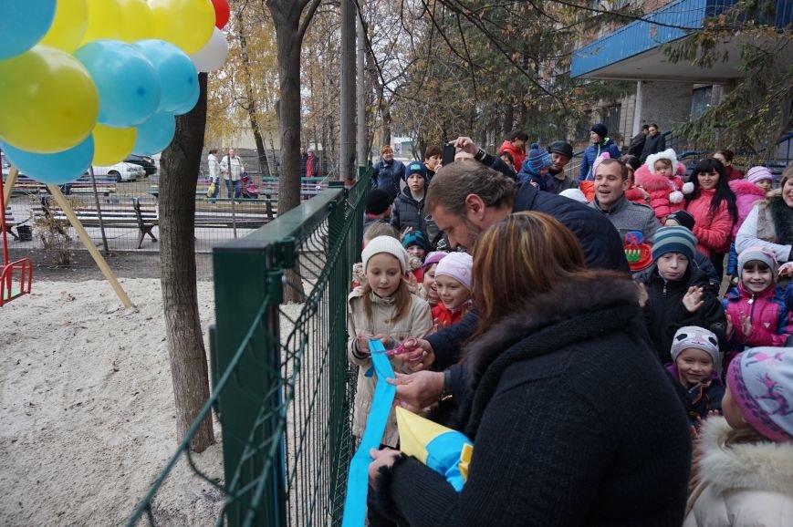 Во дворе, где никогда не было даже качелей, благодаря помощи предпринимателя Олега Ляденко появилась новенькая детская площадка (ФОТО) (фото) - фото 4 Во дворе, где никогда не было даже качелей, благодаря помощи предпринимателя Олега Ляденко появилась новенькая детская площадка (ФОТО) (фото) - фото 4