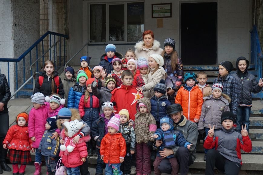 Во дворе, где никогда не было даже качелей, благодаря помощи предпринимателя Олега Ляденко появилась новенькая детская площадка (ФОТО) (фото) - фото 5 Во дворе, где никогда не было даже качелей, благодаря помощи предпринимателя Олега Ляденко появилась новенькая детская площадка (ФОТО) (фото) - фото 5