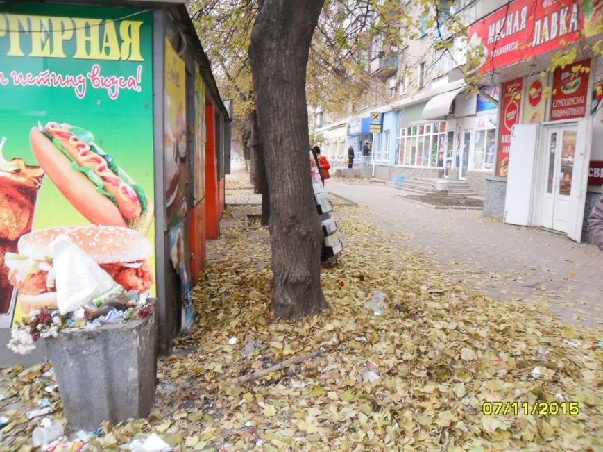 В центре Кривого Рога прохожий успел потушить огонь, который чуть не перекинулся на остановку (ФОТО) (фото) - фото 1 В центре Кривого Рога прохожий успел потушить огонь, который чуть не перекинулся на остановку (ФОТО) (фото) - фото 1