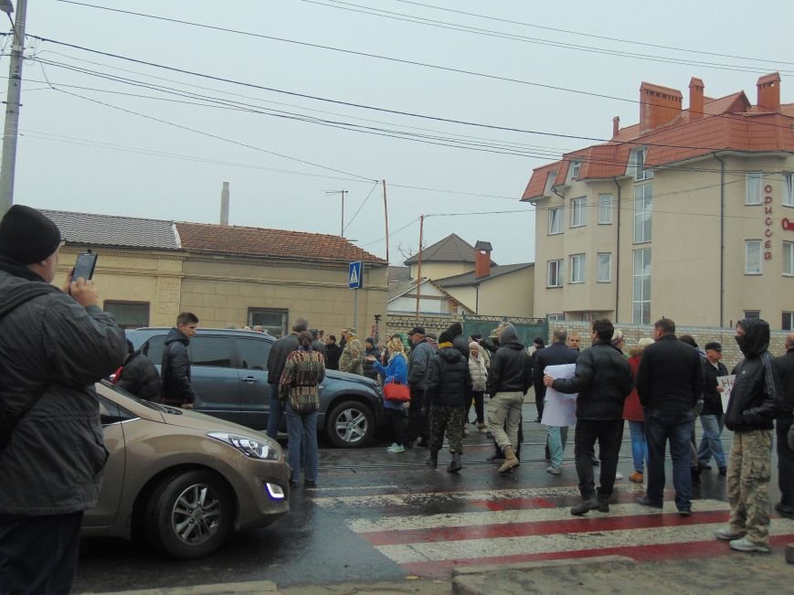 Одесситы перекрывали дорогу и ложились под машины против стройки Кивана (ФОТО, ВИДЕО) (фото) - фото 1