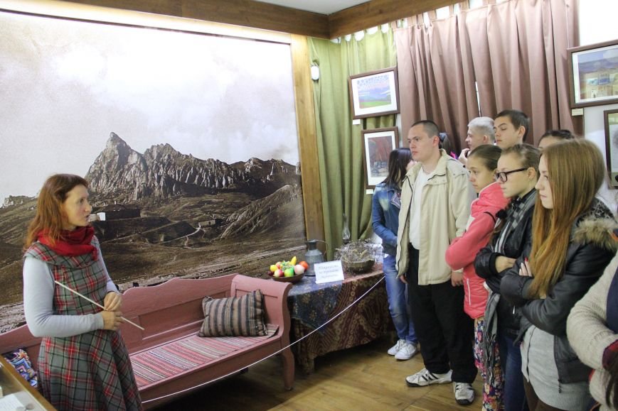 Научный сотрудник Дома-музея М.А.Волошина Ирина Коновалова проводит экскурсию для юных гостей