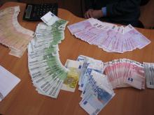 На Львівщині митники затримали українця із 9 тисячами євро в салоні атомобіля (ФОТО) (фото) - фото 2 На Львівщині митники затримали українця із 9 тисячами євро в салоні атомобіля (ФОТО) (фото) - фото 2