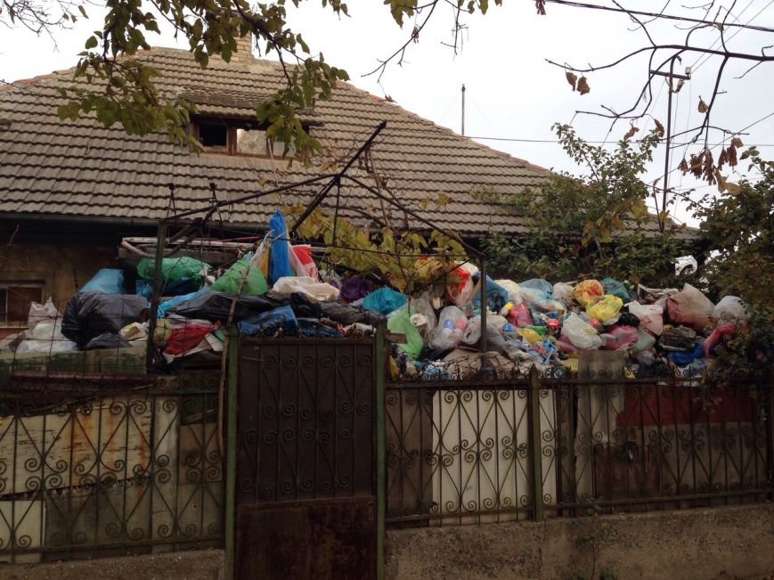 Под Одессой Плюшкин засыпает свой дом горами мусора (ФОТО) (фото) - фото 1