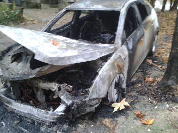 Череда поджогов автомобилей в Симферополе продолжается: Только за утро сгорело три машины (ФОТО) (фото) - фото 3 Череда поджогов автомобилей в Симферополе продолжается: Только за утро сгорело три машины (ФОТО) (фото) - фото 3