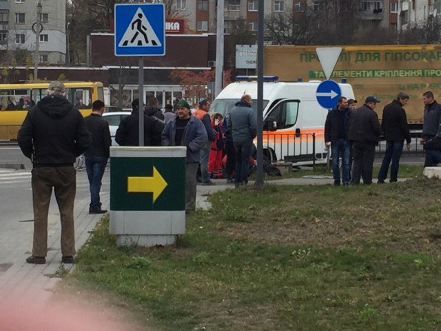 На вулиці Богдана Хмельницького водій легковика вчинив смертельний наїзд на пішохода (ФОТО) (фото) - фото 2 На вулиці Богдана Хмельницького водій легковика вчинив смертельний наїзд на пішохода (ФОТО) (фото) - фото 2