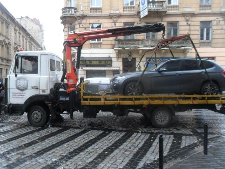 У центрі Львова водій-порушниця спричинила скандал між перехожими та поліцією (ФОТО+ВІДЕО) (фото) - фото 1 У центрі Львова водій-порушниця спричинила скандал між перехожими та поліцією (ФОТО+ВІДЕО) (фото) - фото 1