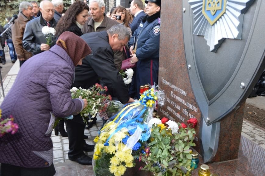В Никополе открыли памятный знак погибшим правоохранителям (фото) - фото 1 В Никополе открыли памятный знак погибшим правоохранителям (фото) - фото 1