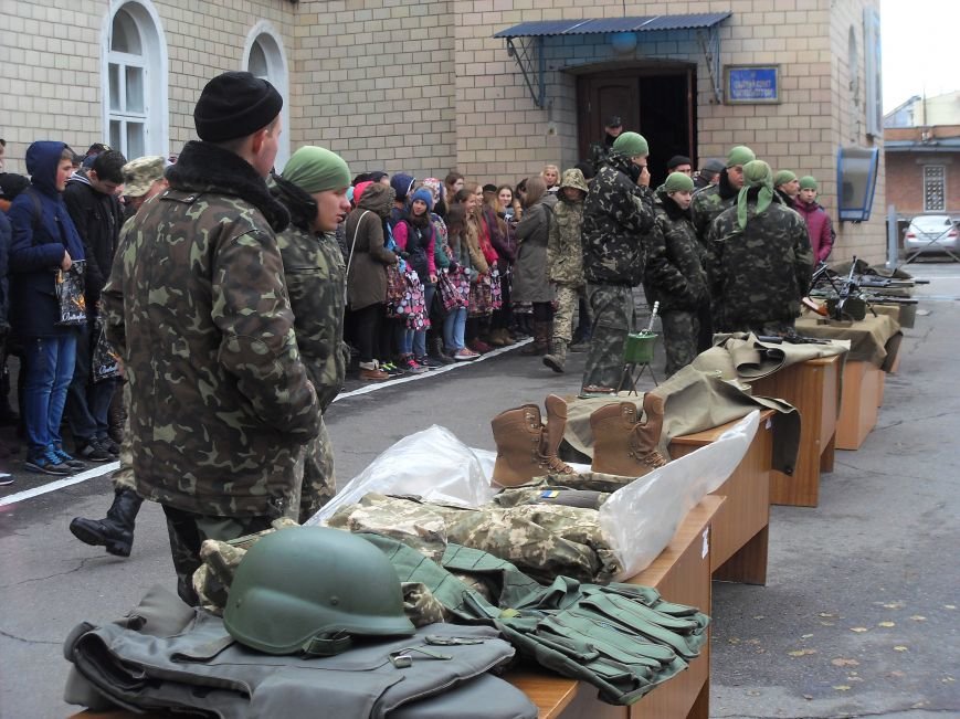 Щоб дівчата тримали квіти, чоловіки мають тримати зброю: сотня полтавців поповнила ряди ЗСУ та нацгвардії (ФОТО) (фото) - фото 1 Щоб дівчата тримали квіти, чоловіки мають тримати зброю: сотня полтавців поповнила ряди ЗСУ та нацгвардії (ФОТО) (фото) - фото 1
