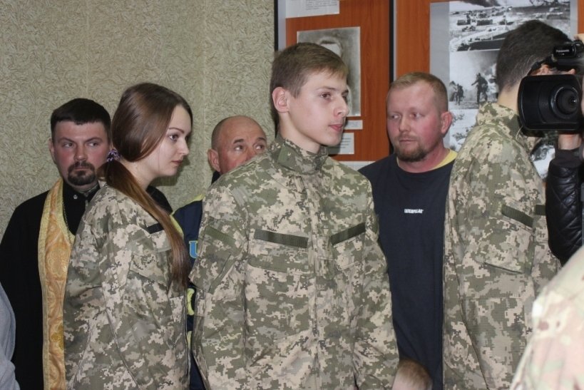 В школе Чернигова открыли музей, посвященный участникам АТО (фото) - фото 1 В школе Чернигова открыли музей, посвященный участникам АТО (фото) - фото 1