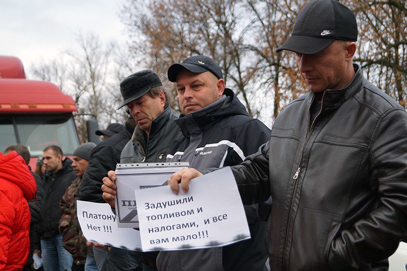 «Это не мы бюджет разворовываем, не из-за нас дороги плохие». На за... «Это не мы бюджет разворовываем, не из-за нас дороги плохие». На забастовку дальнобойщиков под Белгородом собрались больше ста водителей (фото) - ф...