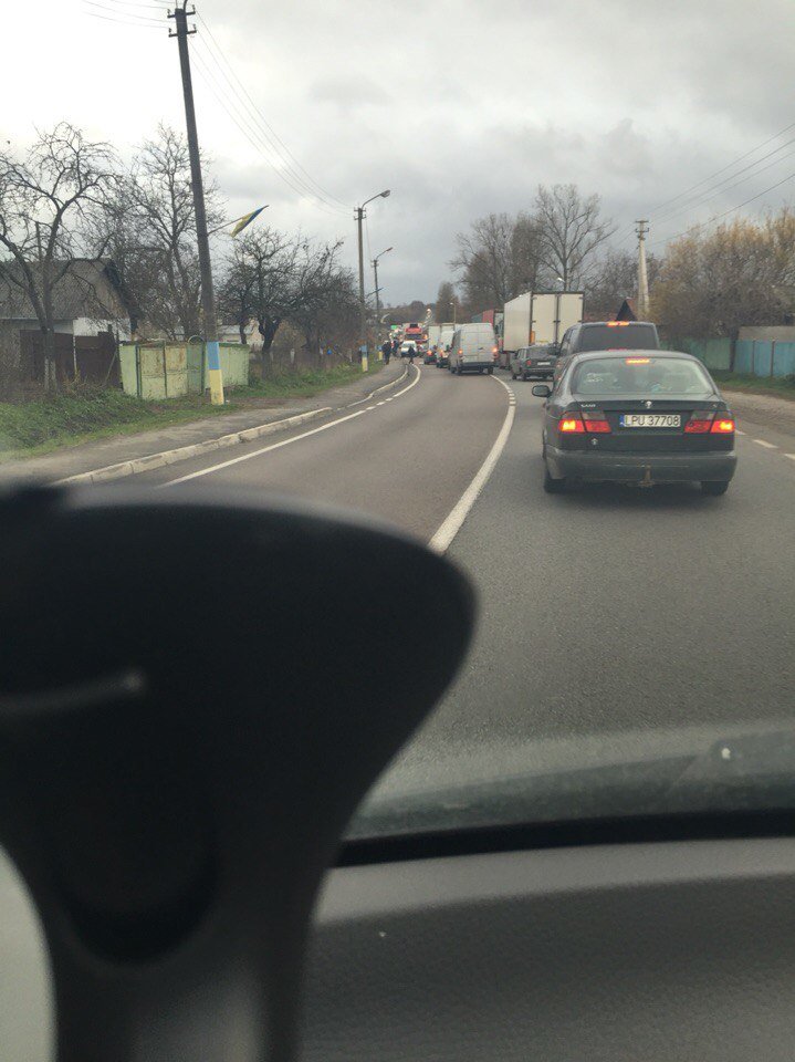 Аварія на Львівщині спричинила затори (ФОТО) (фото) - фото 1 Аварія на Львівщині спричинила затори (ФОТО) (фото) - фото 1