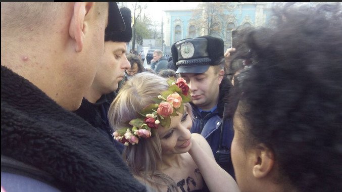 Возле ВР полиция задержала активисток Femen (ФОТО) (фото) - фото 1 Возле ВР полиция задержала активисток Femen (ФОТО) (фото) - фото 1