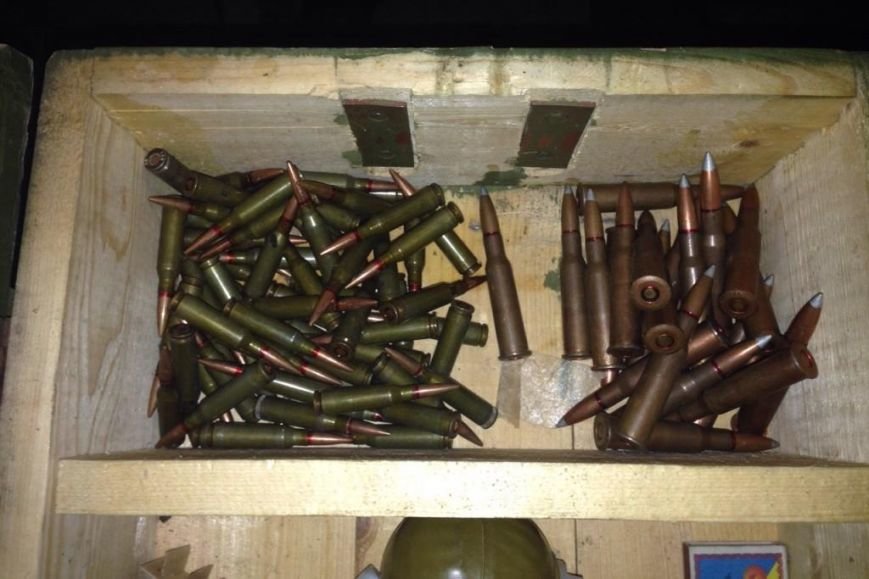 В Чернигове мужчина устроил распродажу гранат и патронов возле супермаркета (фото) - фото 1 В Чернигове мужчина устроил распродажу гранат и патронов возле супермаркета (фото) - фото 1